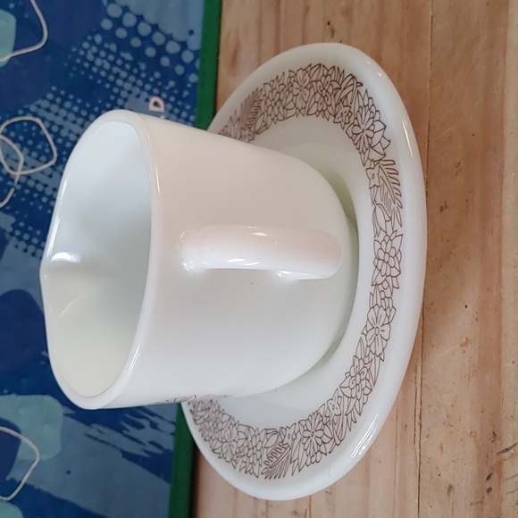 Pyrex gravy boat and plate - Picture 4 of 4